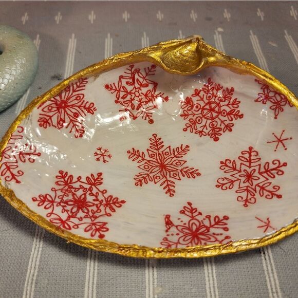 DECOUPAGE CLAM SHELL DECOUPAGE RED SNOWFLAKES ❄️ ON A CLAM SHELL TRINKET DISH - Picture 4 of 11